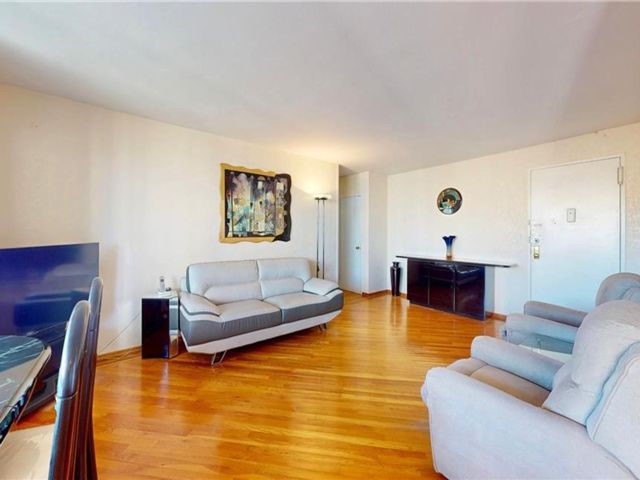  1 BR,  1.00 BTH &nbsp;Co-op style home in Brighton Beach