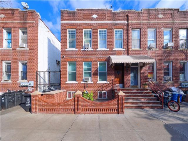 11 BR,  6.00 BTH &nbsp;Multi-family style home in Bensonhurst