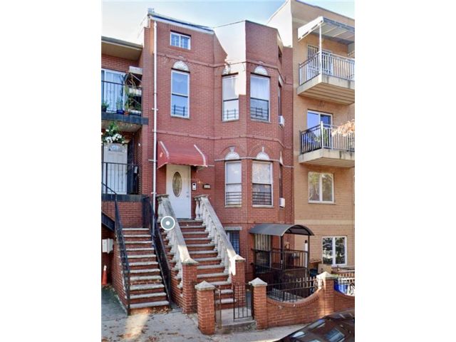  6 BR,  0.00 BTH &nbsp;Multi-family style home in Sunset Park