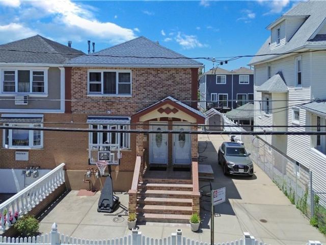  7 BR,  4.00 BTH &nbsp;Multi-family style home in Arverne