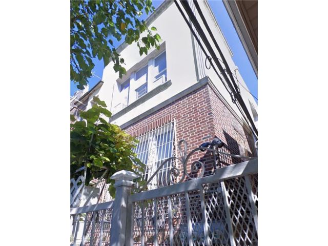  7 BR,  3.00 BTH &nbsp;Multi-family style home in Brighton Beach
