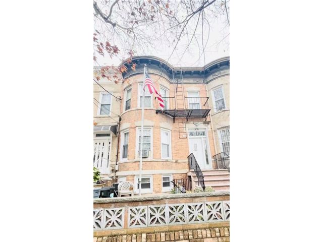  4 BR,  5.00 BTH &nbsp;Multi-family style home in Bensonhurst