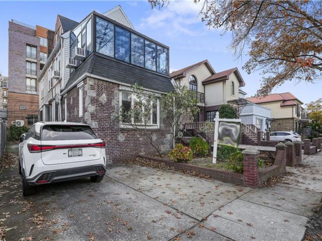  4 BR,  0.00 BTH &nbsp;Multi-family style home in Manhattan Beach