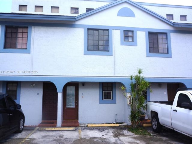  3 BR,  2.50 BTH &nbsp;Townhouse style home in Miami