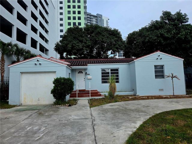  3 BR,  3.00 BTH &nbsp; style home in Hollywood