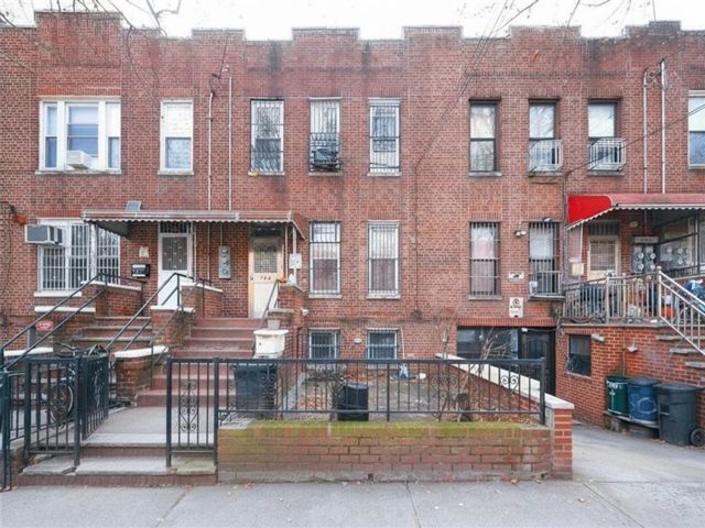  8 BR,  5.00 BTH &nbsp;Multi-family style home in Sunset Park