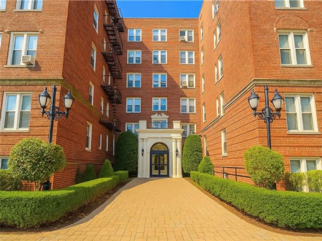  1 BR,  1.00 BTH &nbsp;Co-op style home in Kensington