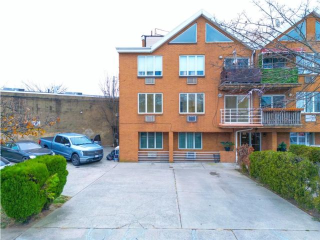  1 BR,  1.00 BTH &nbsp;Condominium style home in Old Mill Basin