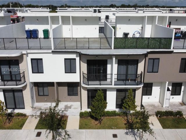  4 BR,  3.00 BTH &nbsp;Townhouse style home in Homestead