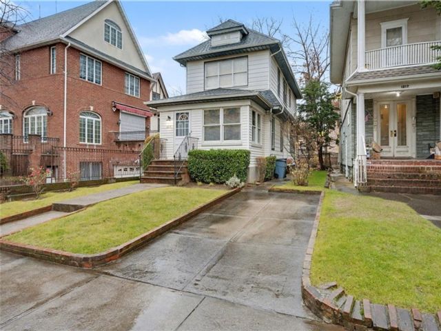  3 BR,  1.00 BTH &nbsp;Single family style home in Midwood