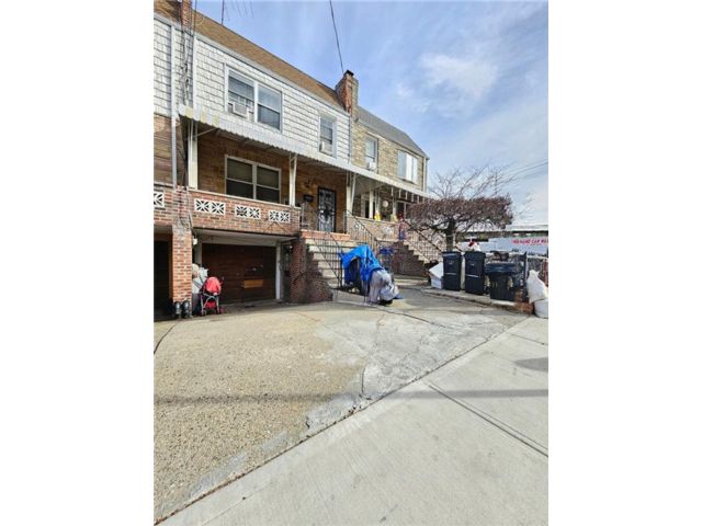  6 BR,  3.00 BTH &nbsp;Multi-family style home in Dyker Heights