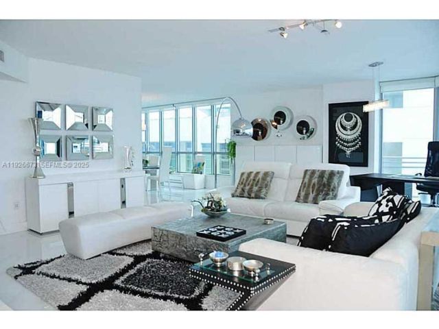  3 BR,  3.50 BTH &nbsp; style home in Hollywood