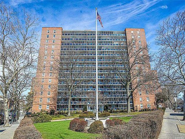  3 BR,  2.00 BTH &nbsp;Homeownr style home in Rego Park