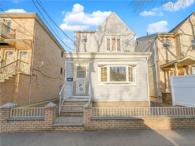  4 BR,  3.00 BTH &nbsp;Single family style home in Bensonhurst