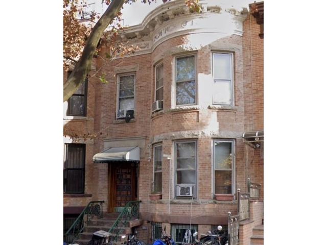  9 BR,  3.00 BTH &nbsp;Multi-family style home in Sunset Park