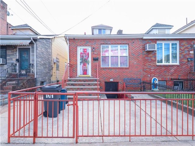  5 BR,  2.00 BTH &nbsp;Multi-family style home in Gravesend