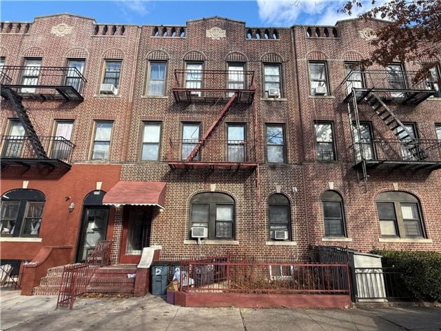 12 BR,  6.00 BTH &nbsp;Multi-family style home in Bay Ridge