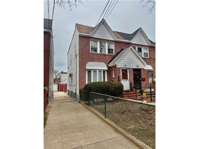  3 BR,  2.00 BTH &nbsp;Multi-family style home in Ozone Park