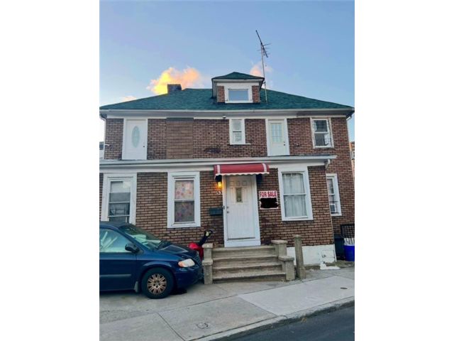 6 BR,  2.00 BTH &nbsp;Multi-family style home in Brighton Beach