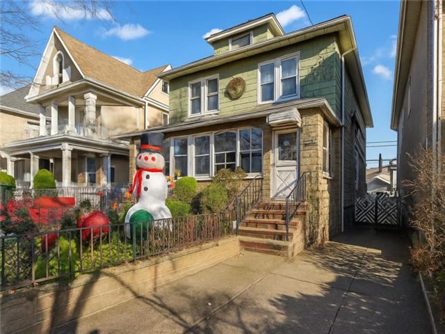  3 BR,  3.00 BTH &nbsp;Single family style home in Dyker Heights