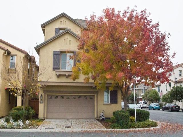  5 BR,  3.50 BTH &nbsp;Contemporary style home in Roseville