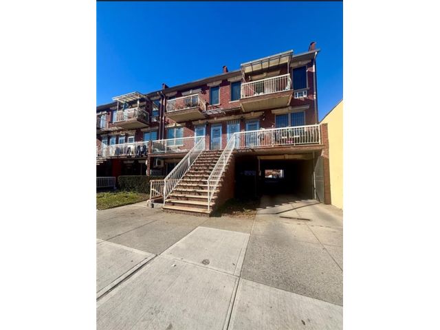  3 BR,  2.00 BTH &nbsp;Condominium style home in Bensonhurst