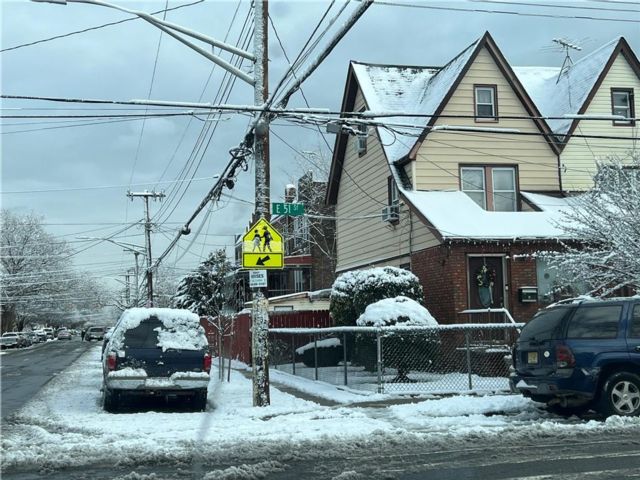  3 BR,  2.00 BTH &nbsp;Single family style home in Old Mill Basin