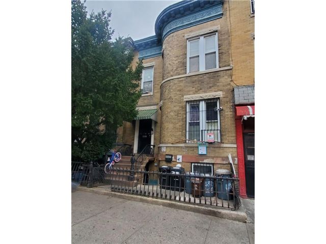  8 BR,  5.00 BTH &nbsp;Multi-family style home in Sunset Park