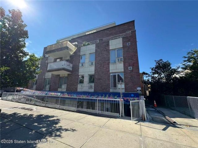  3 BR,  2.00 BTH &nbsp;Condominium style home in Bensonhurst