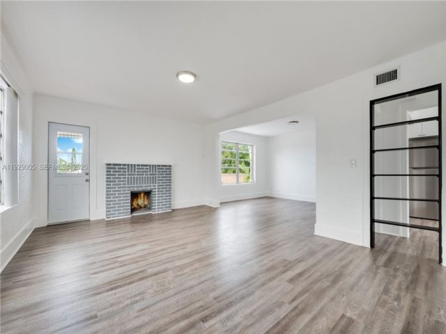  3 BR,  1.00 BTH &nbsp;Duplex style home in Miami