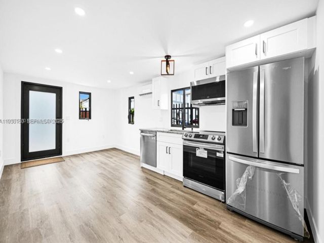  3 BR,  2.00 BTH &nbsp;Duplex style home in Miami