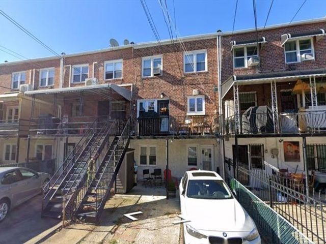  5 BR,  3.00 BTH &nbsp;Multi-family style home in Sheepshead Bay
