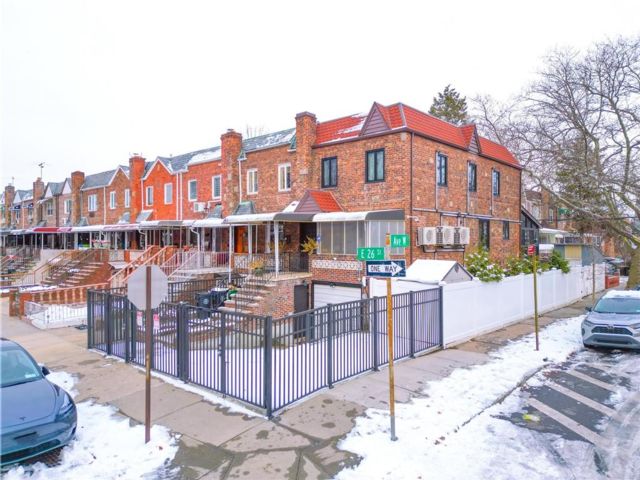  4 BR,  4.00 BTH &nbsp;Multi-family style home in Sheepshead Bay