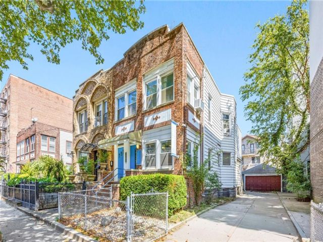  5 BR,  0.00 BTH &nbsp;Multi-family style home in Homecrest