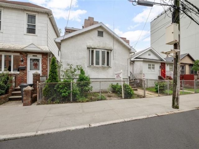  3 BR,  1.00 BTH &nbsp;Single family style home in Sheepshead Bay