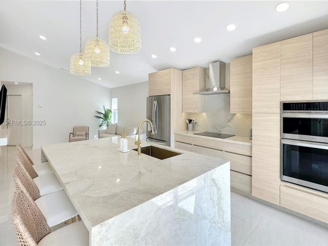  3 BR,  2.00 BTH &nbsp; style home in Weston