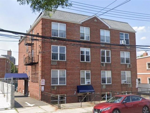 15 BR, 10.00 BTH &nbsp;Multi-family style home in Bath Beach