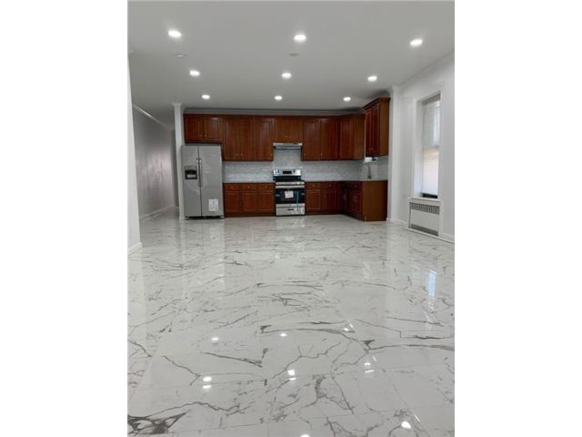 Studio,  0.00 BTH &nbsp;Multi-family style home in Midwood