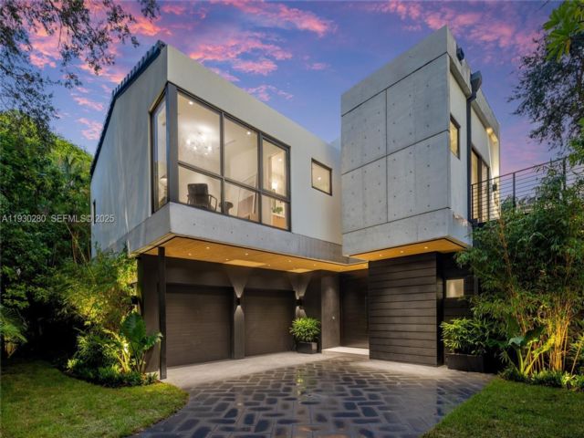  5 BR,  5.50 BTH &nbsp; style home in Miami