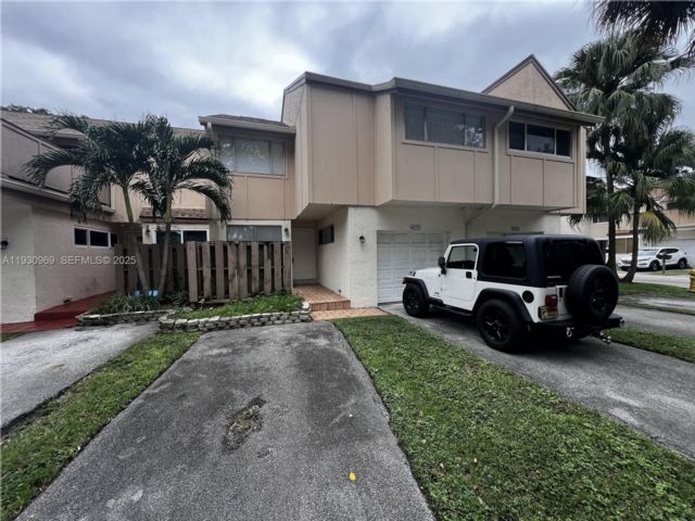  4 BR,  2.50 BTH &nbsp; style home in Plantation