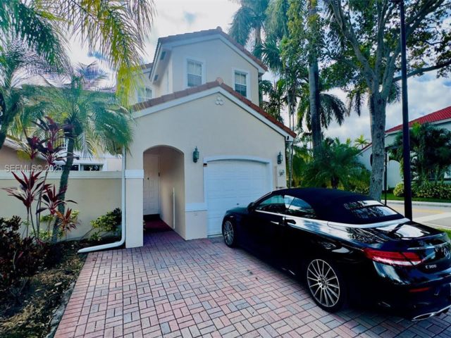  3 BR,  2.50 BTH &nbsp; style home in Hollywood