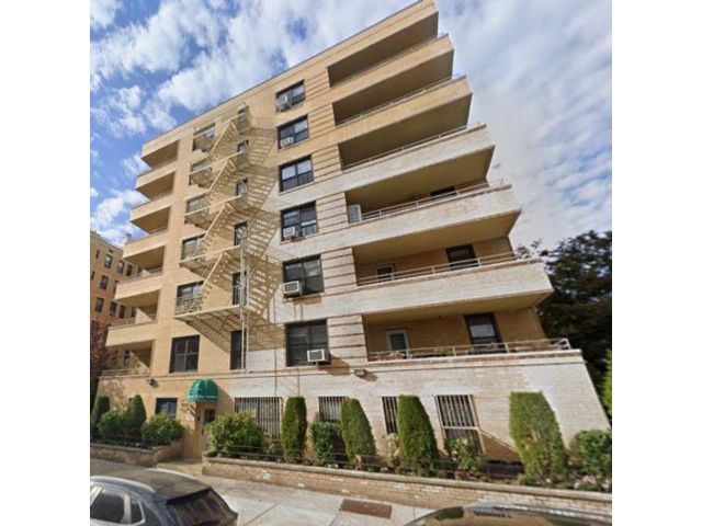  1 BR,  1.00 BTH &nbsp;Co-op style home in Manhattan Beach