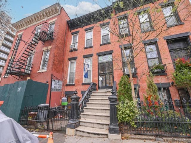  3 BR,  3.00 BTH &nbsp;Multi-family style home in Park Slope