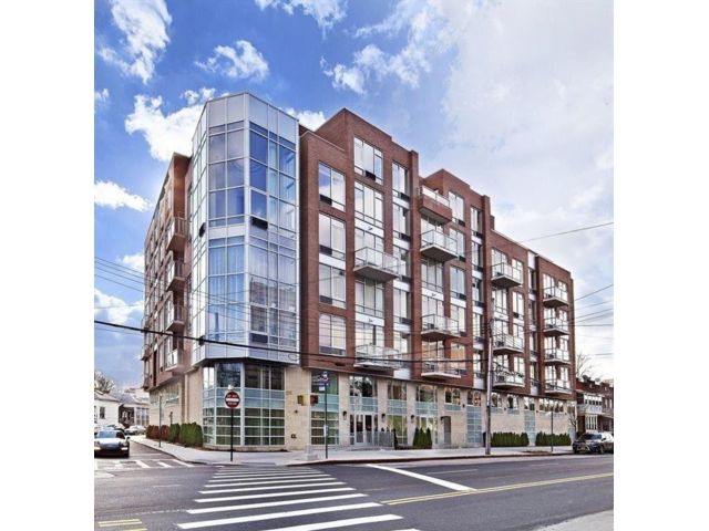  2 BR,  2.00 BTH &nbsp;Condominium style home in Brighton Beach