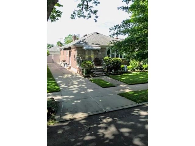  3 BR,  2.00 BTH &nbsp;Single family style home in Whitestone