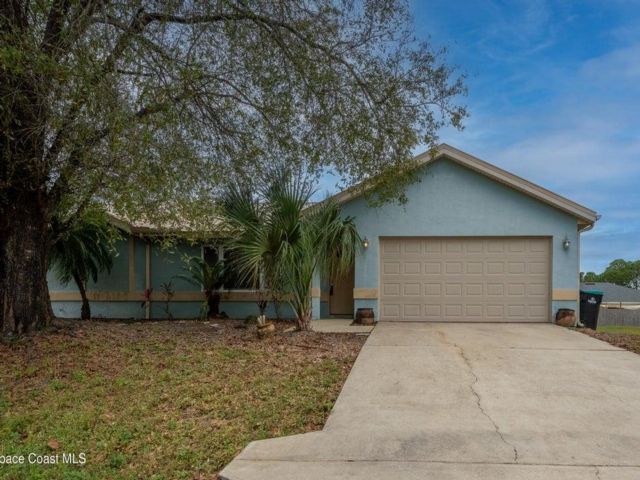  3 BR,  2.00 BTH &nbsp;Split style home in Melbourne