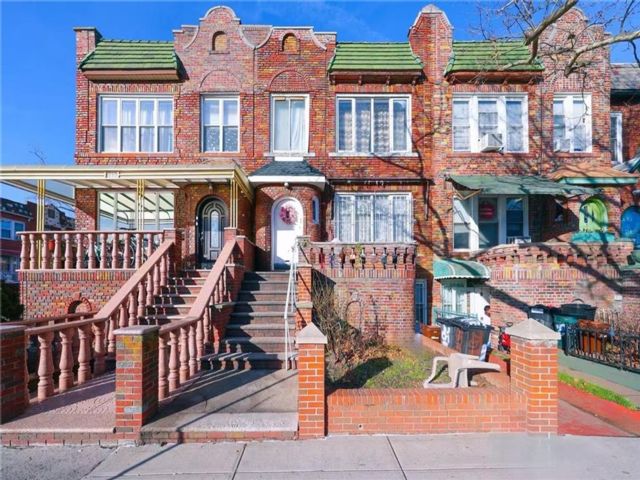  6 BR,  3.00 BTH &nbsp;Multi-family style home in Bensonhurst
