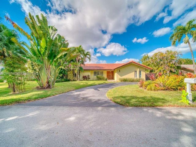  5 BR,  3.00 BTH &nbsp; style home in Pinecrest