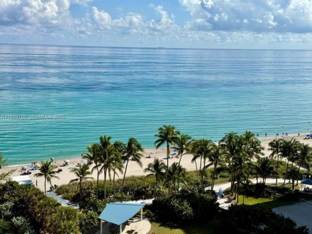  2 BR,  2.00 BTH &nbsp; style home in Hallandale