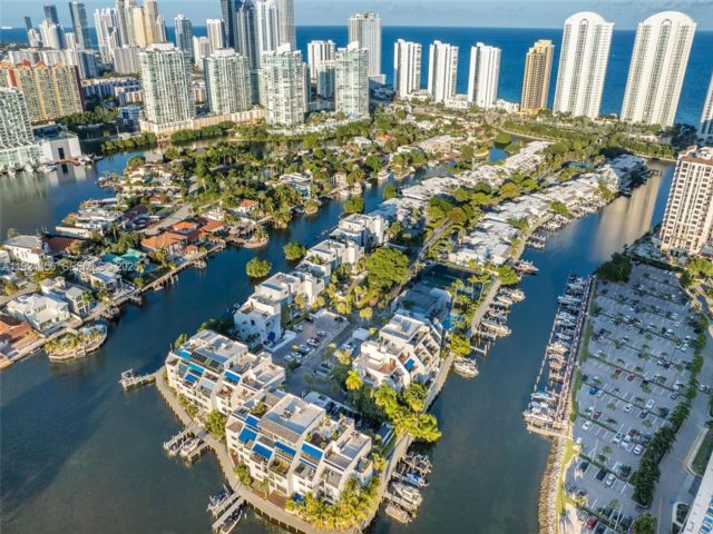  3 BR,  3.00 BTH &nbsp; style home in Aventura